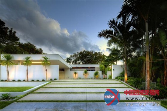 萨拉索塔风格的当代房屋