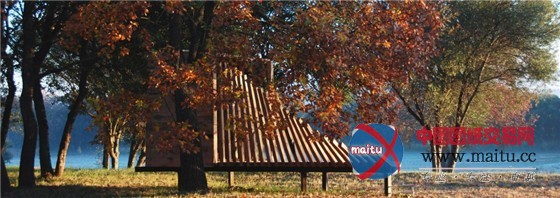 西班牙回收木材改造的林间长椅