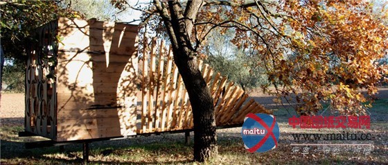 西班牙回收木材改造的林间长椅