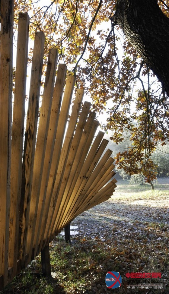 西班牙回收木材改造的林间长椅