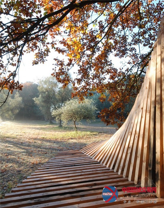 西班牙回收木材改造的林间长椅