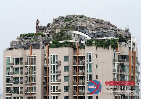 北京26层楼顶盖“超级别墅” 避雷针有点悬