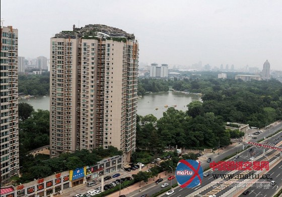 北京26层楼顶盖“超级别墅” 避雷针有点悬