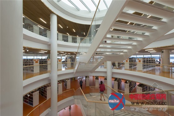 易吉埃诺迪校区“城市中的绿洲”