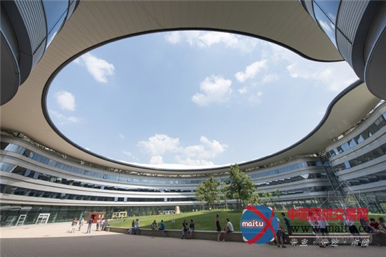 易吉埃诺迪校区“城市中的绿洲”