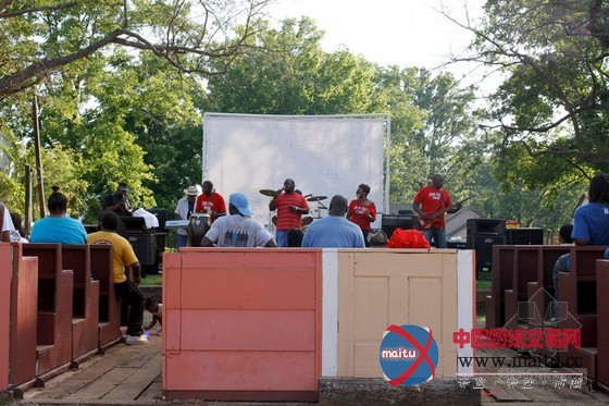 Matthew Mazzotta设计的房子改造成公共大剧院