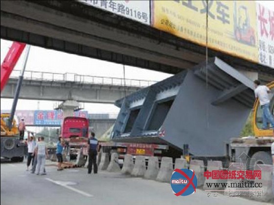 吊起40吨桥板 解救高架桥下被卡挂车