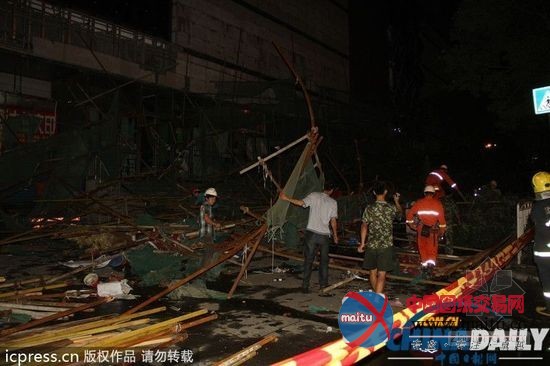 甘肃一商厦脚手架遇大风突然坍塌5人万幸逃脱