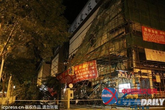 甘肃一商厦脚手架遇大风突然坍塌5人万幸逃脱