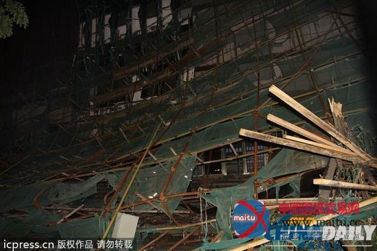 甘肃一商厦脚手架遇大风突然坍塌5人万幸逃脱