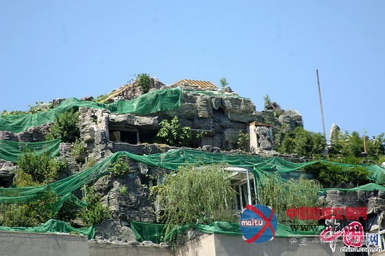 北京“楼顶别墅”拆除中 脚手架防护栏工程过半