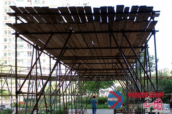 北京“楼顶别墅”拆除中 脚手架防护栏工程过半