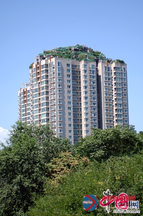 北京“楼顶别墅”拆除中 脚手架防护栏工程过半