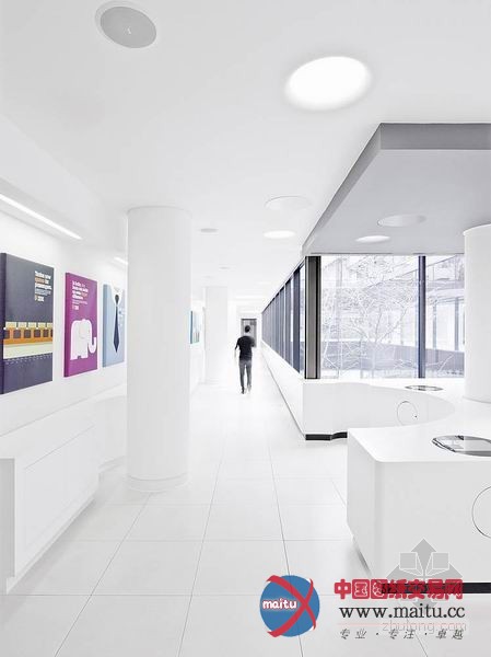 伦敦南岸IBM简洁办公室 整体科技感十足