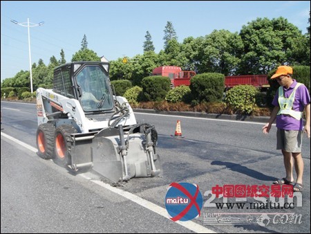 山猫滑移装载机助平湖养护机械化上新台阶