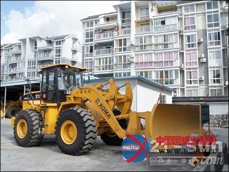 公路机械操作手苦练“绣花”功夫备战技能赛