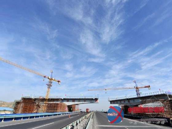 新疆3500吨桥梁90度转体精准对接