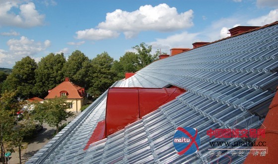 瑞典透明太阳能屋顶:传统屋瓦与太阳能电池结合