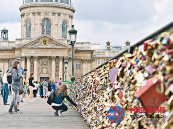 巴黎桥挂数吨爱情锁 几近垮塌