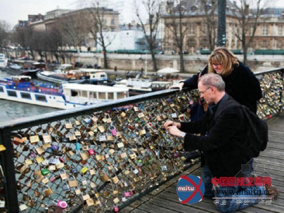 巴黎桥挂数吨爱情锁 几近垮塌