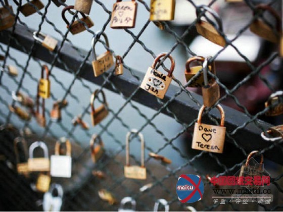 巴黎桥挂数吨爱情锁 几近垮塌
