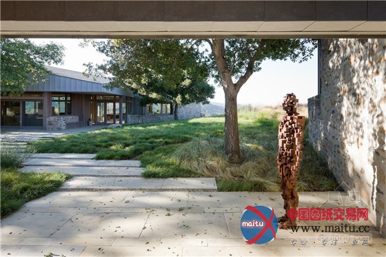 坐落于一片广袤草甸上的圣海伦娜公寓