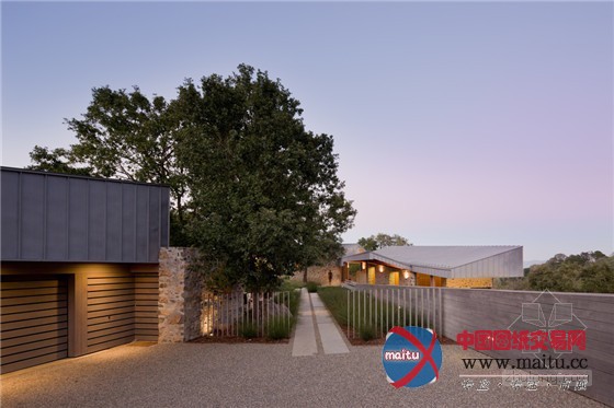 坐落于一片广袤草甸上的圣海伦娜公寓