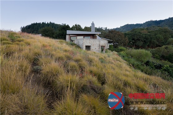 坐落于一片广袤草甸上的圣海伦娜公寓