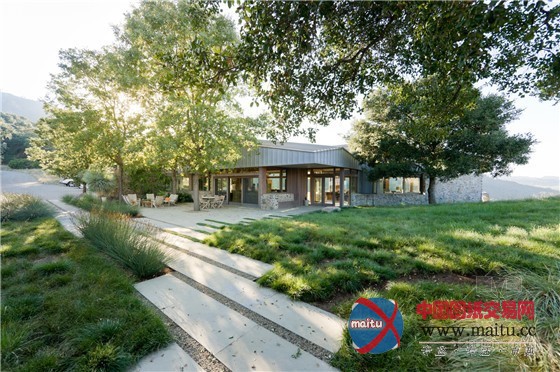 坐落于一片广袤草甸上的圣海伦娜公寓