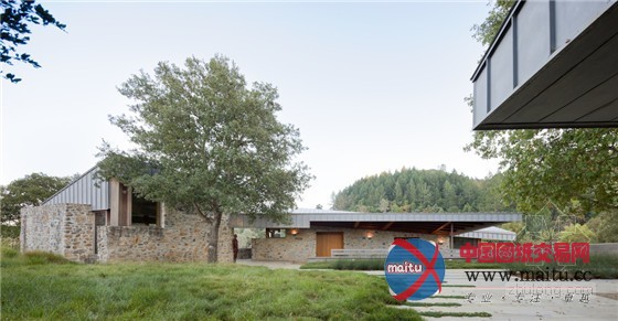 坐落于一片广袤草甸上的圣海伦娜公寓