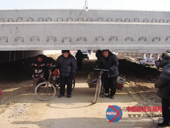 公路桥距路面净高1.5米 惊愣2万人