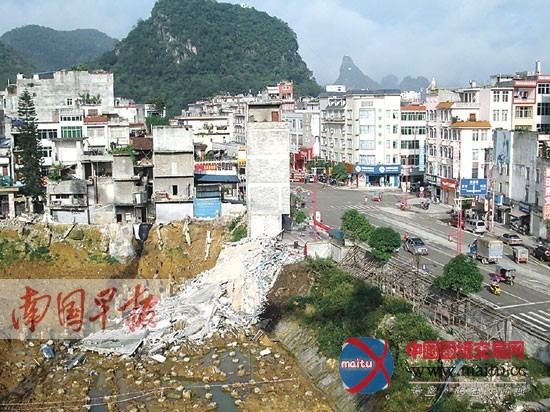 “楼歪歪”倒塌 开发商不规范施工动了地基