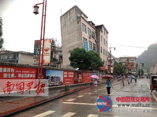 “楼歪歪”倒塌 开发商不规范施工动了地基