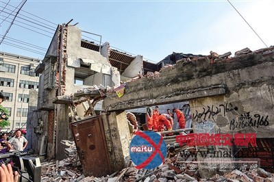 温州两层楼房装修时倒塌 1人死亡3人重伤