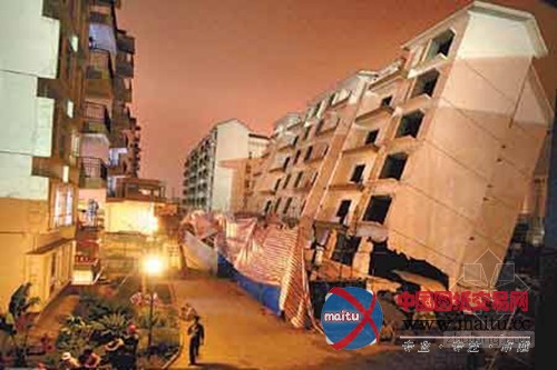 广西“楼歪歪”倒了 因施工动了地基