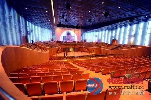 济南大剧院工程完工 两千盏荧光灯点缀水幕墙