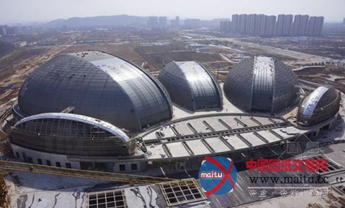 济南大剧院建成 国内最大水幕墙2000荧光灯点缀