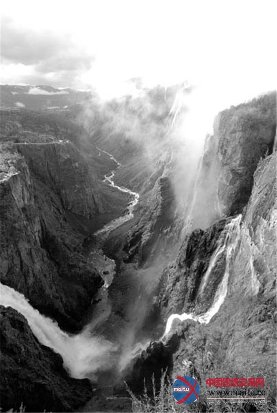 挪威Vøringsfossen高山与悬崖边的瀑布水景