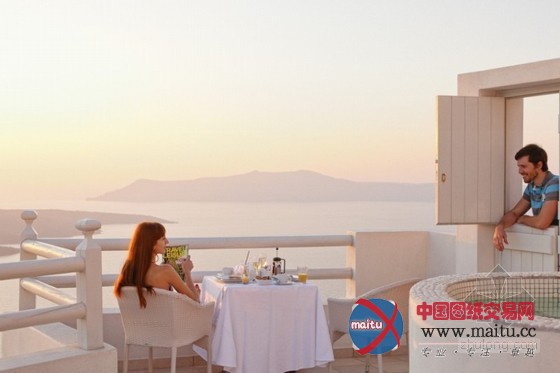 风景秀丽的希腊圣托里尼水上豪华套房酒店