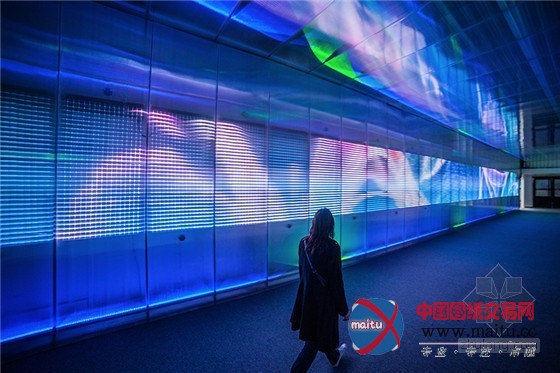 巴黎地下通道变身LED音乐感官隧道