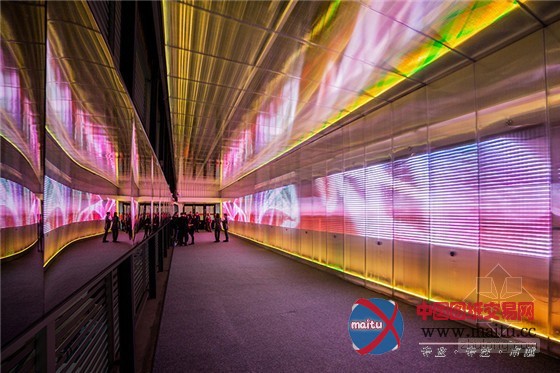 巴黎地下通道变身LED音乐感官隧道