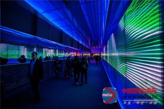 巴黎地下通道变身LED音乐感官隧道