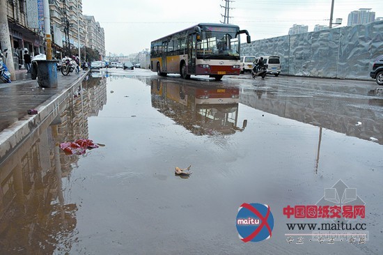 昆明一下雨就冒“黑水” 过往行人叫苦不迭