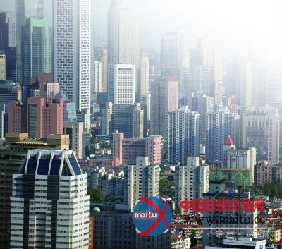 南京高楼莫名抖了1小时 工地施工还是大风吹的?