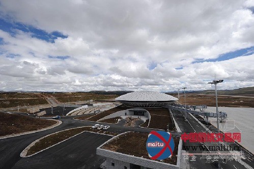 稻城“飞碟”造型机场建成 国庆节前或将开通