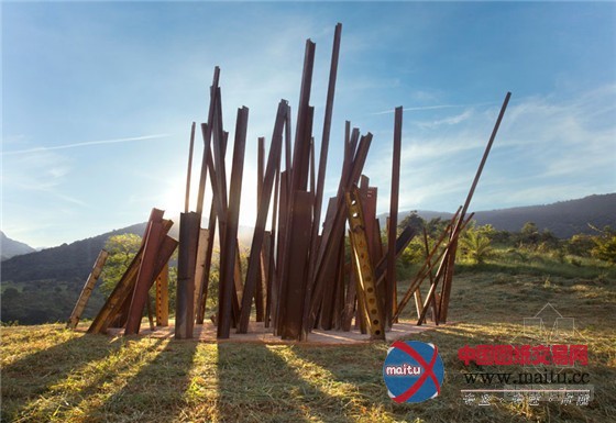 随机掉落的工字钢景观艺术雕塑