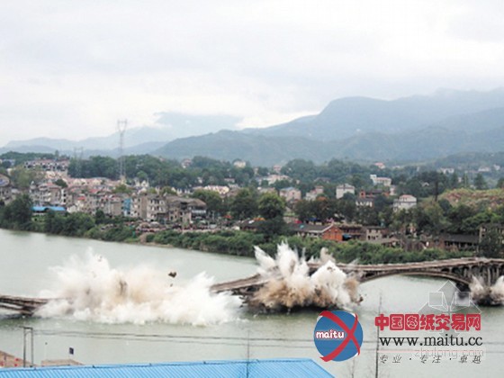 湖南永安大桥连续式定向爆破拆除成功(组图)