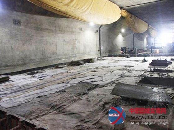 港珠澳大桥首段沉管隧道压舱混凝土浇筑施工