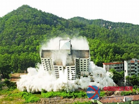 珠海高楼首次爆破 一秒六爆20层楼瞬间趴下
