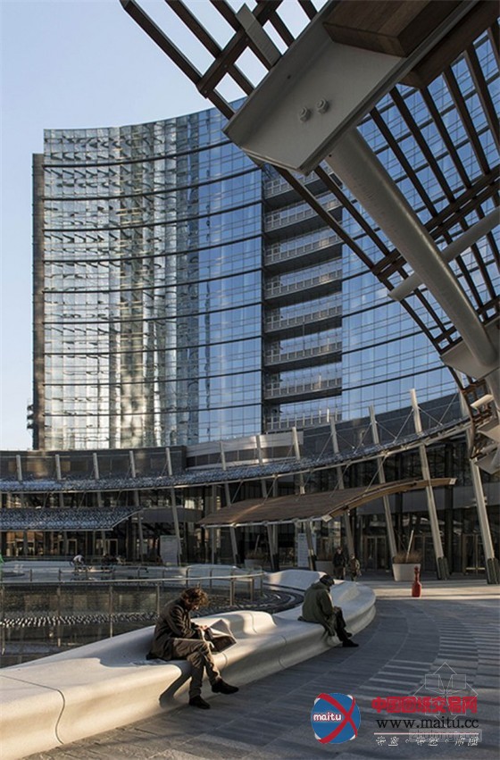 AECOM设计的意大利米兰Gae Aulenti广场